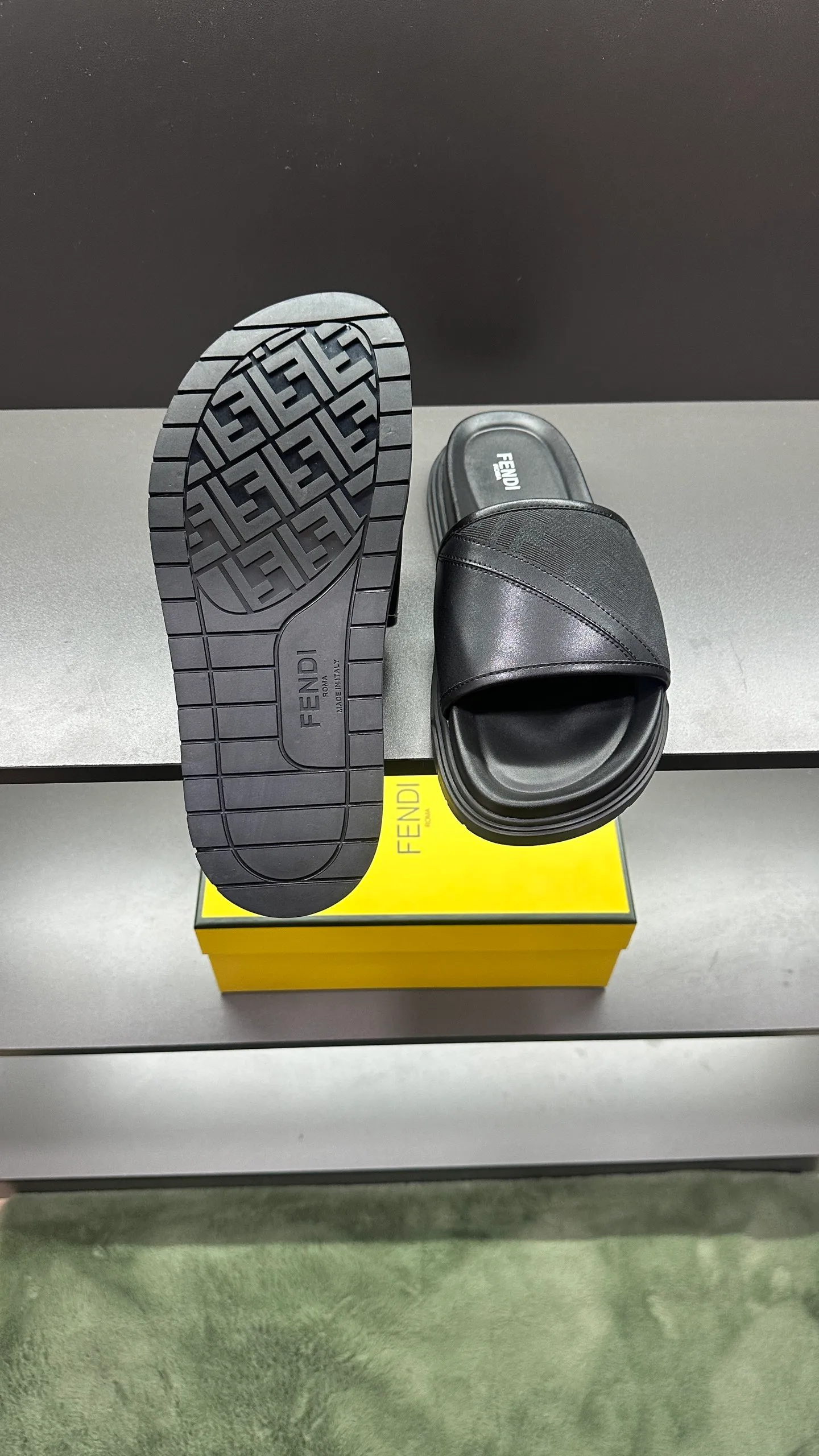 P300 [Fendi Slippers] High-end men's shoes brand, official website 1:1 latest masterpiece: original mold customization, fabrics made of imported original materials, upgraded outsole, lighter and non-slip. The market's top quality, simple yet tasteful, a must-have for fashionistas, fashionable at your feet, full of confidence, the same style at the counter 👍The season of summer slippers is here. Code: 38-45, 46 order